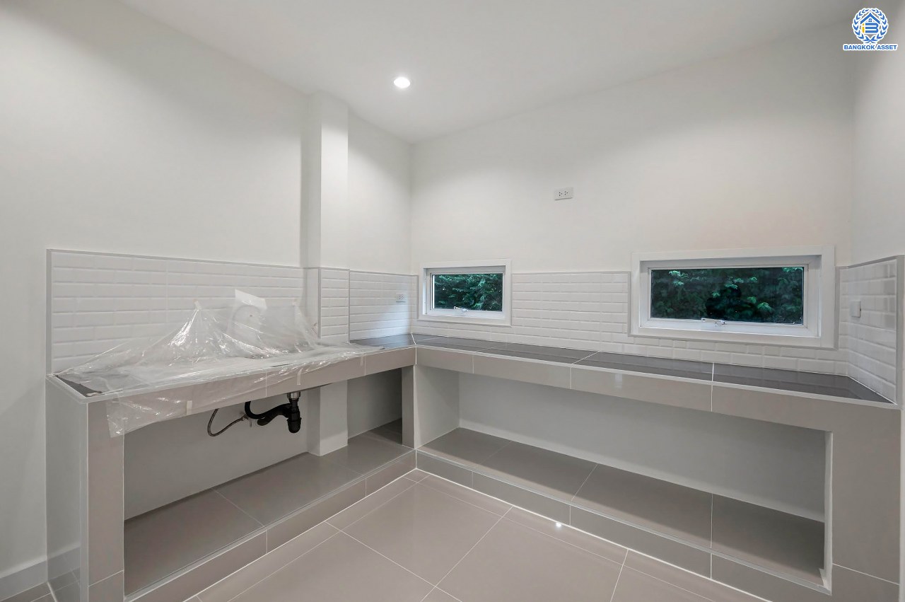 บ้านมือสองตกแต่งใหม่ โครงการ ปารวีร์ เพชรเกษม63 เนื้อที่ 82.4 ตร.ว. ฟังก์ชัน 3 ห้องนอน 4 ห้องน้ำ 1 ห้องแม่บ้าน 2 ที่จอดรถ บนพื้นที่ใช้สอย 244.52 ตร.ม. ทำเลศักยภาพ เชื่อมต่อหลายเส้นทาง ใกล้เดอะมอลล์บางแค จุดขึ้นทางด่วน "พระราม2" และรถไฟฟ้าสายสีน้ำเงิน "สถานีหลักสอง"